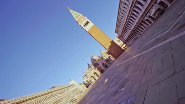 Kameran fotograferar upp och ner St Mark torget med Campanile — Stockvideo