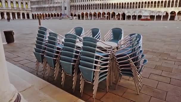 Στοίβες μπλε καρέκλες και τραπέζια κοντά σε κλειστό εστιατόριο — Αρχείο Βίντεο