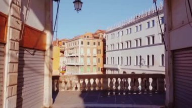 Rialto Köprüsü 'ndeki kapalı dükkanların yanındaki boş teras