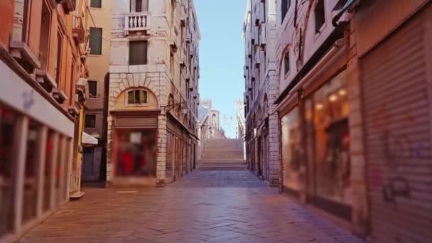 Movimento ao longo da pequena rua com lojas fechadas para a ponte Rialto — Vídeo de Stock