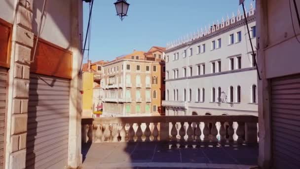 Empty terrace near closed stores on pedestrian Rialto bridge — Stock Video