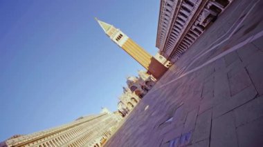 Kilit altındaki boş St Mark Meydanı boyunca dönen kamera hareketleri