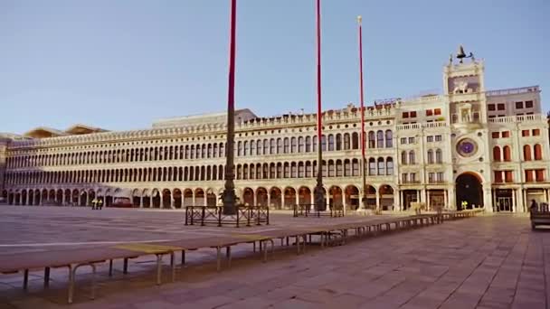 Левые пешеходные мосты возле красного кирпича Campanile на площади Святого Марка — стоковое видео