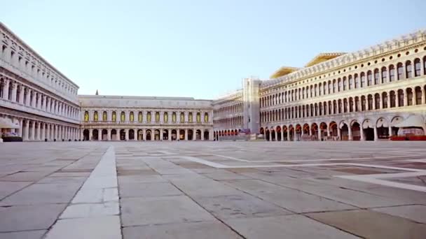 Pohyb podél náměstí svatého Marka dlážděný povrch při západu slunce — Stock video