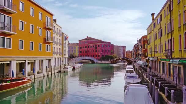 Barcos e gôndolas ancorados no canal italiano com água parada — Vídeo de Stock
