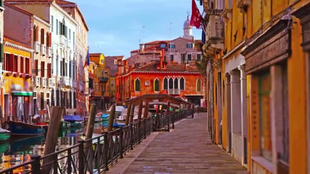 Στενό πεζοδρόμιο Βενετίας με αγκυροβολημένες ξύλινες γόνδολες — Αρχείο Βίντεο