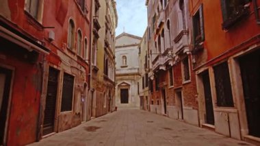 Eski püskü teras binalarının arasına tuğlalı kaldırım.