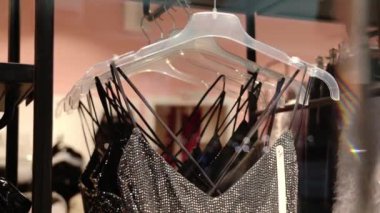 Zarif bayanların mağazalarında parlak desenli elbiseler var.