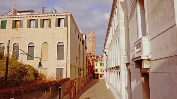 Smalle Italiaanse geplaveide straat met oude witte gebouwen — Stockvideo