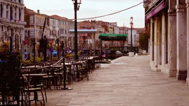 Venecia calle de la ciudad con café al aire libre contra edificios pequeños — Vídeos de Stock