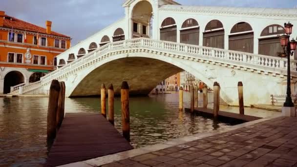 Белый мост Риальто с арками и колоннами через канал — стоковое видео