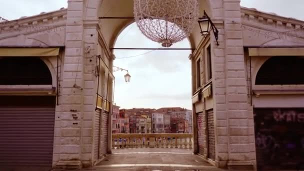 Arco de piedra sobre puente sobre Gran Canal con pequeñas góndolas — Vídeo de stock