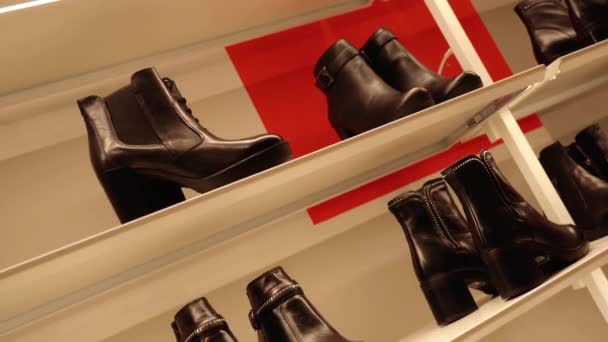 Verzameling van lederen enkellaarsjes en handtassen in de winkel — Stockvideo