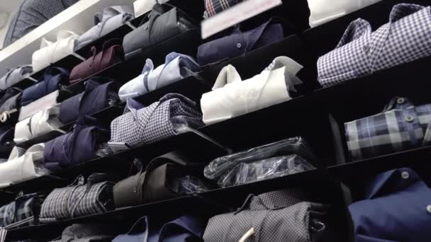 Motion à rack avec collection de nouvelles chemises pour hommes en magasin — Video