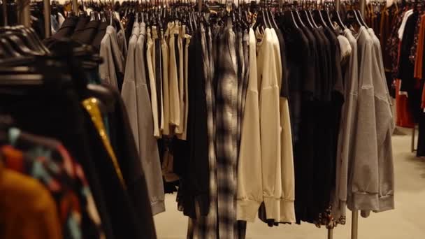Kadınlar esasen mağazalardaki raflarda günlük kıyafet giyerler. — Stok video