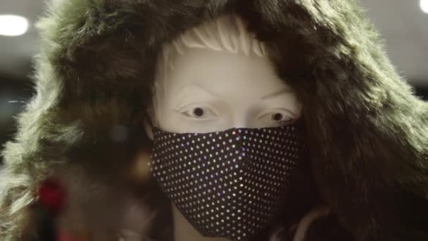 Skyltdocka i varm jacka med lurvig huva och dekorerad mask — Stockvideo