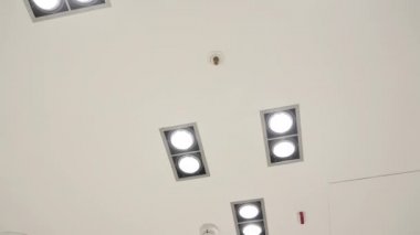 Parlayan ışık noktaları ve tavanda modern detektörler