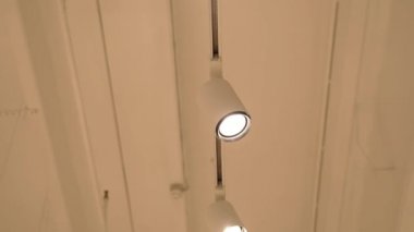 Beyaz tavanda asılı duran ışığın yanıp söndüğü yer.