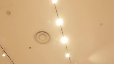 Tavanda duman ve hareket detektörleri olan ışık noktaları