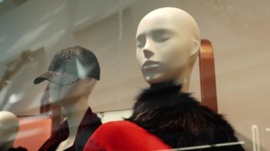 Şık kadın kıyafetleri içinde mankenler büyük vitrinlerde