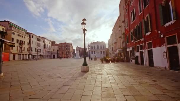 Verlaten Venetiaans plein met straatpaal tussen gebouwen — Stockvideo