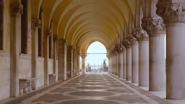 Sala del museo del palacio Ducal con pilares de marfil y arcos anchos — Vídeos de Stock