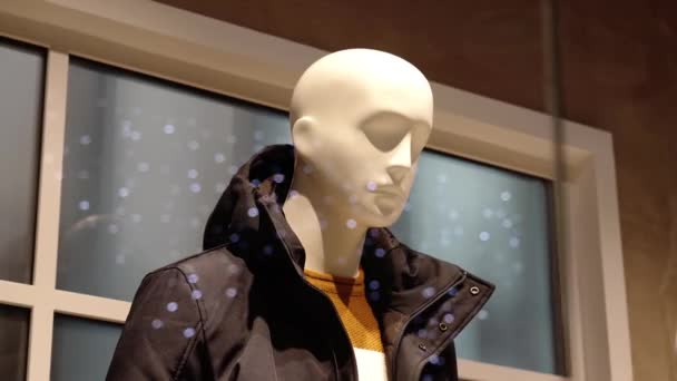 Mannequin in warme mannen jas en oranje trui in petto — Stockvideo