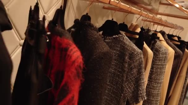 Askıda asılı kadın kıyafetleri koleksiyonu — Stok video