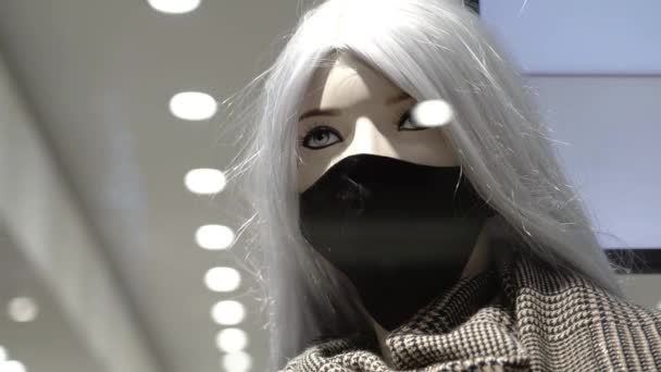 Manichino in maschera protettiva con sciarpa nel negozio di moda — Video Stock