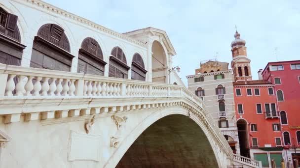 Magnifique pont Rialto en pierre blanche avec colonnes et piliers — Video