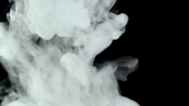 Siyah arkaplanda beyaz duman