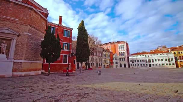 Venecia ciudad plaza de ladrillo con edificios en mal estado por la mañana — Vídeos de Stock