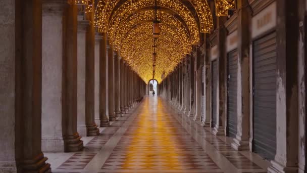 Palacio Ducal luces de techo que reflejan en el suelo de baldosas beige — Vídeos de Stock