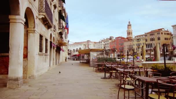 Leeres Café auf dem Bürgersteig bei altem schäbigen italienischen Haus — Stockvideo