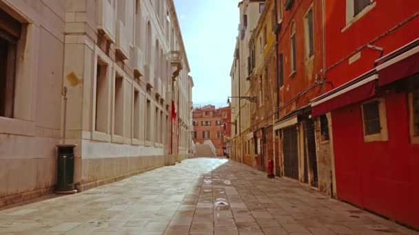 Calle de la ciudad italiana entre antiguos edificios rojos blancos — Vídeo de stock