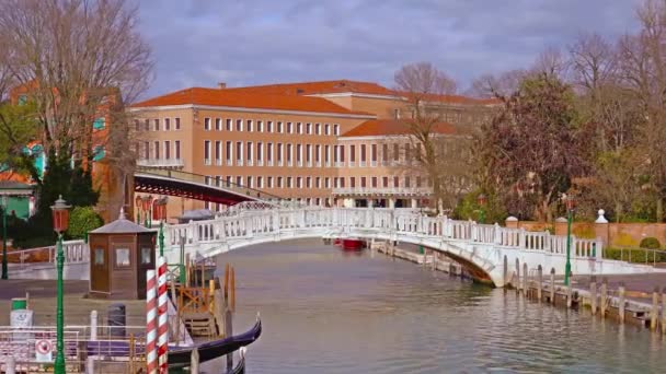 Italienska Venedig utsikt över kanalen med bro och rent vatten — Stockvideo