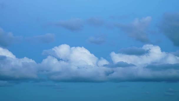 Группа пушистых облаков быстро плывет по голубому небу. — стоковое видео