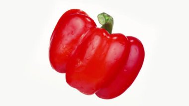 Yeşil saplı kırmızı dolma biberin yarısı ve beyaz üzerine tohumlar.