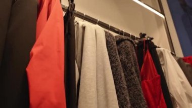 Askıda asılı şık kadın kıyafetleri