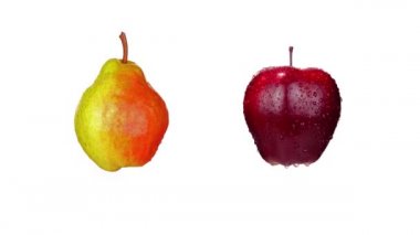 Küçük su damlalarıyla kaplı lezzetli armut ve elma.