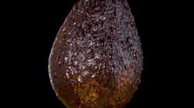 Islak ve parlak mango yalıtılmış arka planda döner