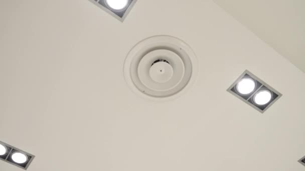 Lámparas led y detectores de seguridad y movimiento de humo en el techo — Vídeos de Stock