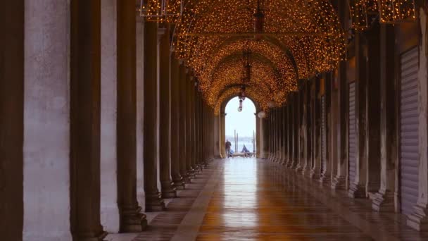 Длинный зал Дворца Дожей и украшенный потолок с огнями — стоковое видео