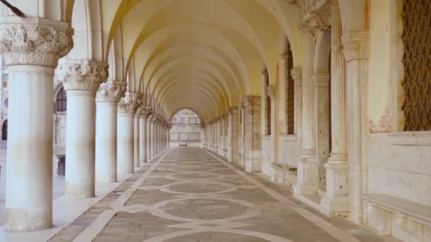 Breathtaking Doge Palace passagem com pilares bege marfim — Vídeo de Stock