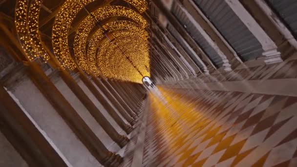 Palazzo Ducale con pavimento in piastrelle colorate e luci sul soffitto — Video Stock
