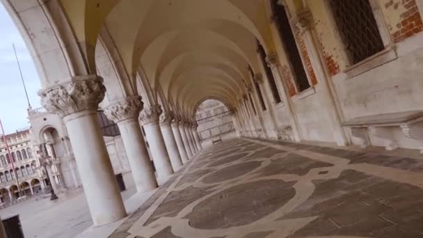 Arched Doge palace museum hall with ancient ivory pillars — Stock Video