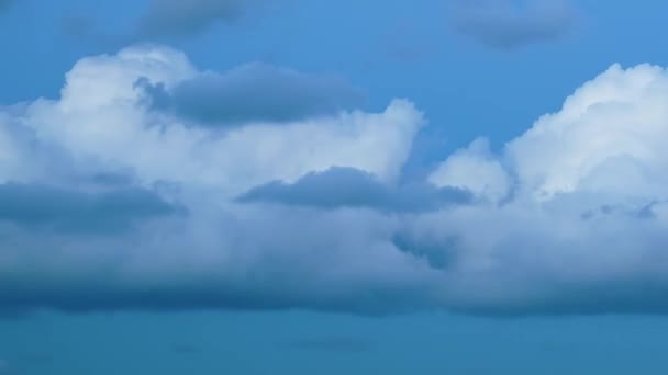 Pittoreska cumulus moln flyter snabbt över klarblå himmel — Stockvideo