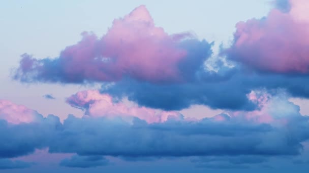 Bunte Wolken schweben am frühen Morgen schnell über den klaren Himmel — Stockvideo
