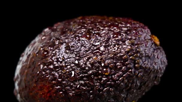 Koyu arkaplanda ıslak olgun mango — Stok video