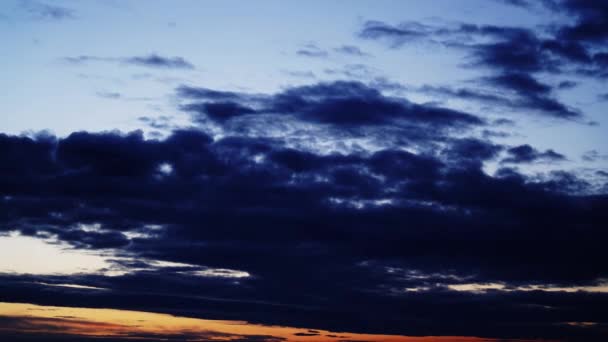 Ağır bulutların siluetleri akşam gökyüzünde süzülür — Stok video